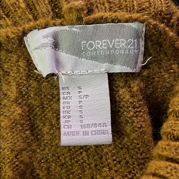 Sleeveless Turtleneck Sweather - Picture 3 of 3